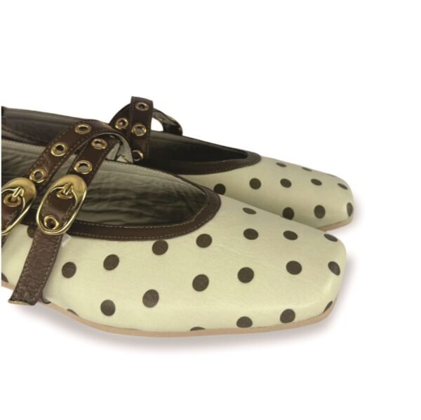 Baleta Helena en cuero blanco con pepas café