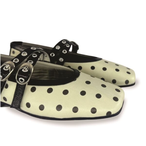 Baleta Helena en cuero blanco con pepas negras