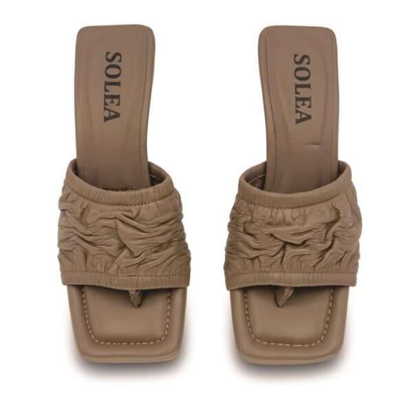 Sandalia Sol Tacón en cuero brownie fruncido